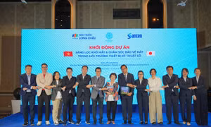Long Châu hợp lực hãng dược Nhật Bản Santen khởi động chiến dịch tầm soát khô mắt, bảo vệ đôi mắt sáng trong môi trường thiết bị kỹ thuật số