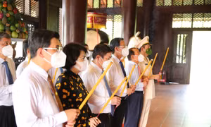 Thành phố Hồ Chí Minh dâng hương, dâng hoa tưởng nhớ các vua Hùng