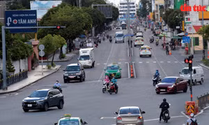 Đường phố TP Hồ Chí Minh bắt đầu đông xe trở lại