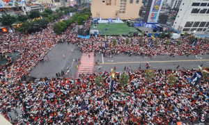 TP Hồ Chí Minh: Biển người háo hức chờ đón giờ diễu binh, diễu hành trên các tuyến đường