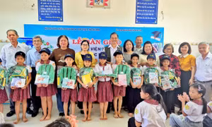Trao Thư viện xanh và tặng quà cho học sinh Trường Tiểu học Nguyễn Bá Ngọc