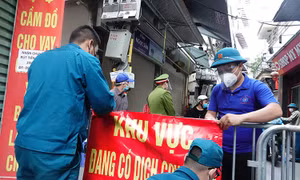Phun khử khuẩn tại 'ổ dịch' nóng nhất Hà Nội