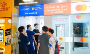 Người dân và du khách có thể làm thủ tục hành chính, kiểm tra sức khỏe ngay tại phố đi bộ Nguyễn Huệ