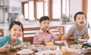 SEANUTS II: Uống sữa vào bữa ăn sáng giúp tăng khả năng hấp thu canxi và vitamin D ở trẻ em