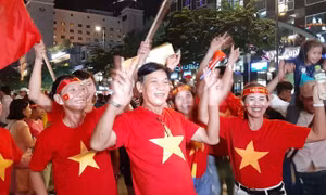 Hò reo, vẫy cờ Việt Nam và Hàn Quốc ăn mừng chiến thắng của đội tuyển Việt Nam