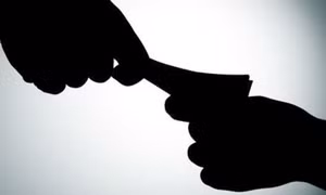Tạm giữ đối tượng tự xưng là phóng viên, nhận hối lộ của một số trường học