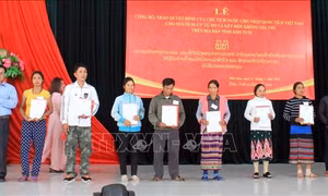 Trao Quyết định nhập quốc tịch Việt Nam cho 38 công dân nước Lào