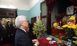 Tổng Bí thư, Chủ tịch nước Nguyễn Phú Trọng dâng hương tưởng niệm Chủ tịch Hồ Chí Minh tại Nhà 67