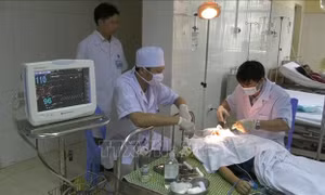 Vụ thanh niên xông vào trường học đâm chém học sinh ở Thanh Hóa: Các nạn nhân đã qua cơn nguy kịch