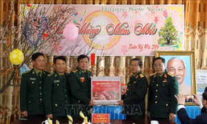 Phó Chủ tịch Quốc hội Đỗ Bá Tỵ thăm, tặng quà Tết tại tỉnh Lào Cai