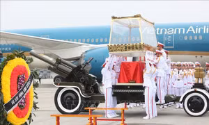 Linh cữu Đại tướng Lê Đức Anh đến Sân bay Quốc tế Nội Bài