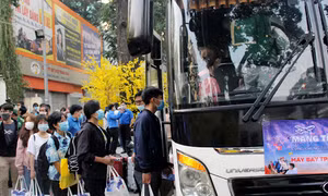Tặng vé về quê ăn Tết cho người lao động nghèo