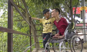 Nghị lực phi thường của chàng trai bị liệt tứ chi