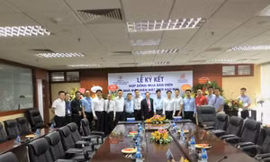  Kinh đô điện mặt trời dưới chân Núi Cấm