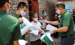 Công ty khóa Huy Hoàng tặng quà bệnh nhân chạy thận trong đại dịch COVID-19