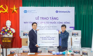 Shinhan Life Việt Nam tặng quà trị giá 300 triệu đồng cho Làng Trẻ em SOS Hà Nội