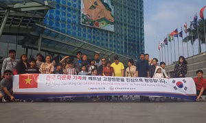 Ngân hàng NongHyup Hàn Quốc tài trợ các gia đình đa văn hóa về thăm quê hương