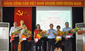 Khen thưởng 5 đơn vị ngành y tế có thành tích tốt trong phòng chống AIDS và tệ nạn mại dâm
