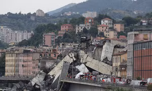 Toàn cảnh cầu sập hãi hùng, hàng chục ô tô lao theo làm 39 người chết ở Italy