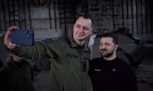 Tổng thống Ukraine thăm tiền tuyến Bakhmut giữa chiến sự ác liệt