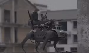 Video robot chó của Trung Quốc đổ bộ từ UAV, trang bị súng máy có thể bắn 650 phát/phút