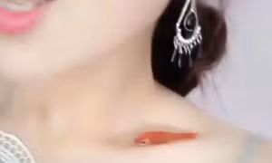 Nuôi cá trong xương quai xanh - trào lưu kỳ dị mới của các 'hot girl'