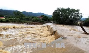 Lũ dâng cao, nhiều hộ dân Văn Bàn, Lào Cai phải di chuyển khẩn cấp trong đêm