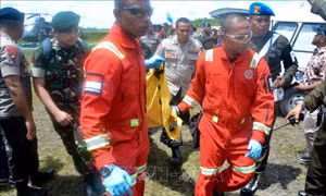 Những tay súng ly khai xả súng vào máy bay chở binh sỹ và quan chức tại Indonesia
