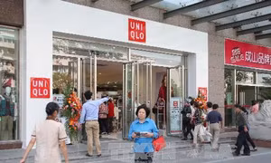 Tesco và Uniqlo 'ăn nên làm ra' trong đại dịch COVID-19