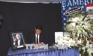Lãnh đạo TP Hồ Chí Minh viếng Thượng Nghị sỹ John McCain