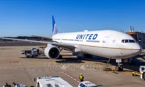 Máy bay hãng United Airlines hạ cánh khẩn cấp do cháy động cơ