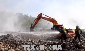 Bãi rác rộng 5 ha cháy 5 ngày liền, hơn 30 người dân nhập viện vì hít phải khói 