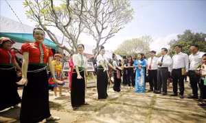 Trưng bày, trình diễn văn hóa các dân tộc và Triển lãm ảnh tư liệu về các dân tộc, tôn giáo