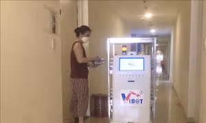 VIBOT 2 - 'Tình nguyện viên' đắc lực tại các bệnh viện dã chiến