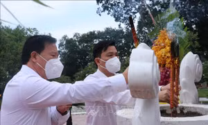 Dâng hương kỷ niệm 130 năm Ngày sinh đồng chí Võ Văn Tần