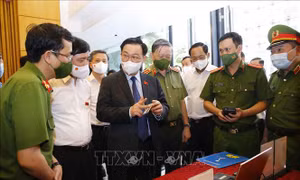 Chủ tịch Quốc hội thăm và làm việc tại Trung tâm Dữ liệu Quốc gia về dân cư