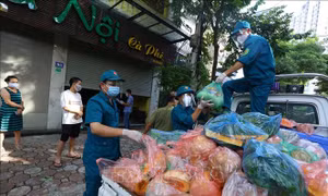 Chăm lo cho đời sống người dân bị phong tỏa tại phường Giáp Bát, Hà Nội