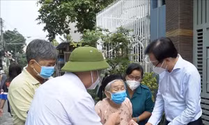 Bộ trưởng, Chủ nhiệm Văn phòng Chính phủ động viên lực lượng tuyến đầu và nhân dân Bình Dương