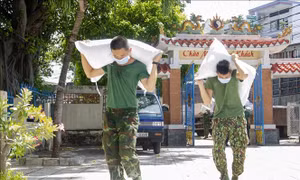 Tiếp nhận, cấp phát gạo cho người dân gặp khó khăn do dịch