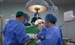 Cứu sống nam thanh niên bị đinh kim loại xuyên qua ổ bụng