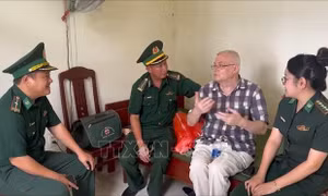 Kịp thời cấp cứu du khách nước ngoài có dấu hiệu đột quỵ tại Cửa khẩu quốc tế Lao Bảo