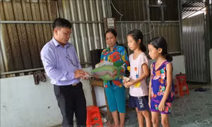 Cảm phục tấm lòng người thầy bán vé số hỗ trợ người nghèo