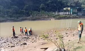Tìm thấy thi thể nạn nhân đuối nước trên sông Nậm Mộ