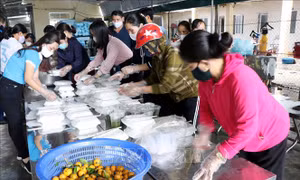 Cô giáo làm 'bếp trưởng' nấu ăn miễn phí cho người cách ly