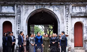 Phu nhân Thủ tướng Lê Minh Hưng cùng Phu nhân Thủ tướng 3 nước tham gia hoạt động giao lưu văn hóa