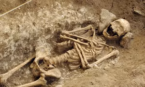 Phát hiện quách đá người Merovingian có niên đại 1.400 năm tại Pháp