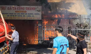 Lửa thiêu rụi quán nhậu ngay giữa trung tâm thành phố Đồng Xoài