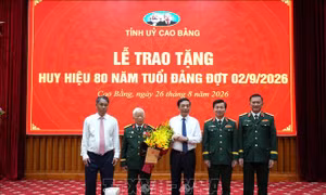 Phó Thủ tướng Phan Văn Giang trao tặng Huy hiệu 80 năm tuổi Đảng cho đảng viên lão thành 