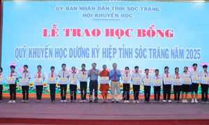 Tiếp sức học sinh nghèo, học sinh mồ côi đến trường