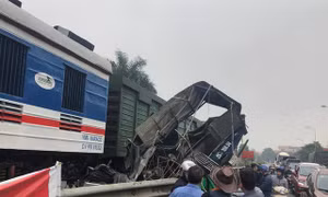 Cố tình băng qua đường ray, xe tải bị tàu hỏa kéo văng hàng trăm mét